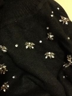 Новый интересный водолазка -свитер со-стразами