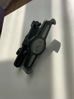 Универсальный держатель планшета в авто