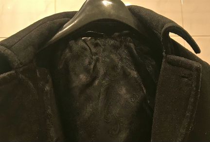 Чёрное полупальто