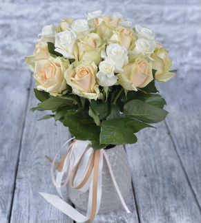 25 кремовых и белых роз