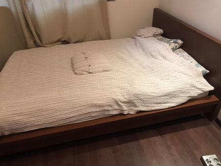 Кровать со спинкой