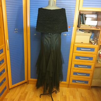 Вечернее платье в пол с пелериной