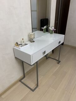 Туалетный столик/консоль