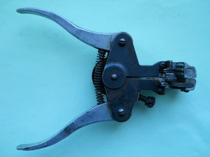 Механизм для снятия изоляции с проводов, из СССР