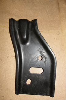 Кронштейн переднего усилителя левый Pontiac Vibe