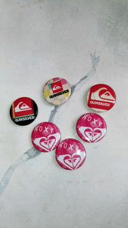 Roxy, Quiksilver значки