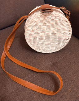 Круглая сумка через плечо из ротанга ASOS design