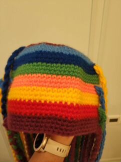 Шапка с волосами вязаная