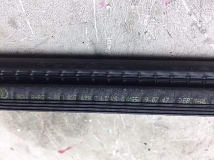 Уплотнитель двери передний левый Audi A4 2.0 tfsi