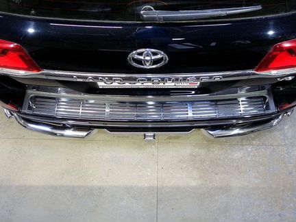 Фаркоп на Toyota Land Cruiser 200 с нерж накладкой