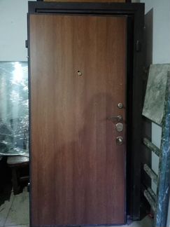 Дверь входная металлическая б/у