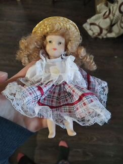 Кукла фарфор