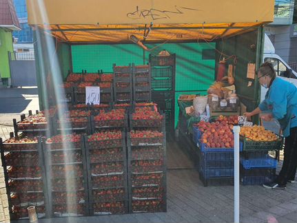 Продавец овощей и фруктов