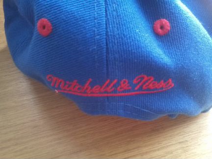 Бейсболки New Year и Pistons