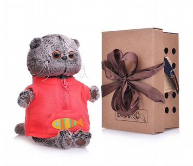 Мягкая игрушка Basik&Ko Кот Басик в красном флисовом жилете, 19 см (Ks19-068)