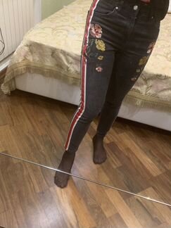 Джинсы с лампасами и вышивкой