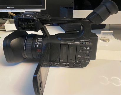 Видеокамера Canon XF105